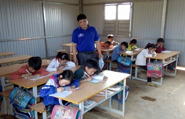 Thầy giáo người Thái - Tiếp sức những đôi chân trần